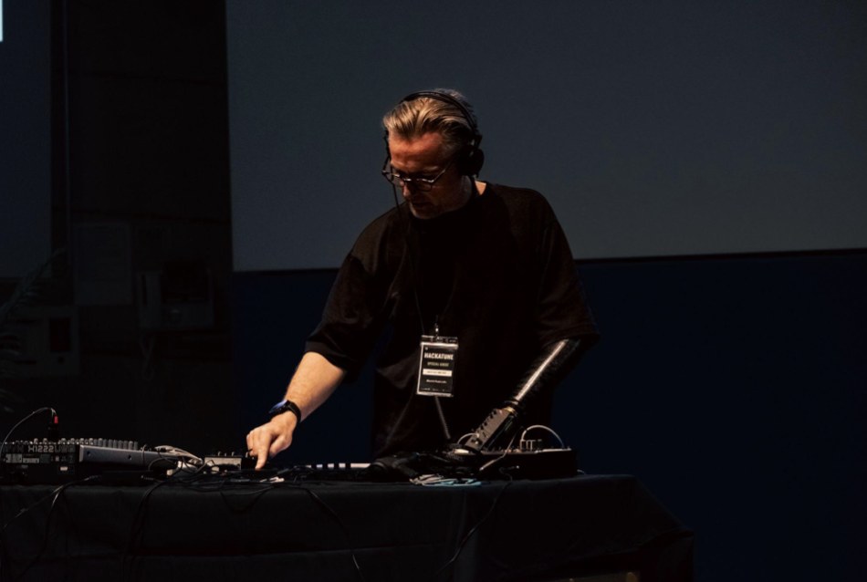 Bertolt Meyer plays a modular synthesizer through his Syn-Limb prosthesis at Hackatune 2026
