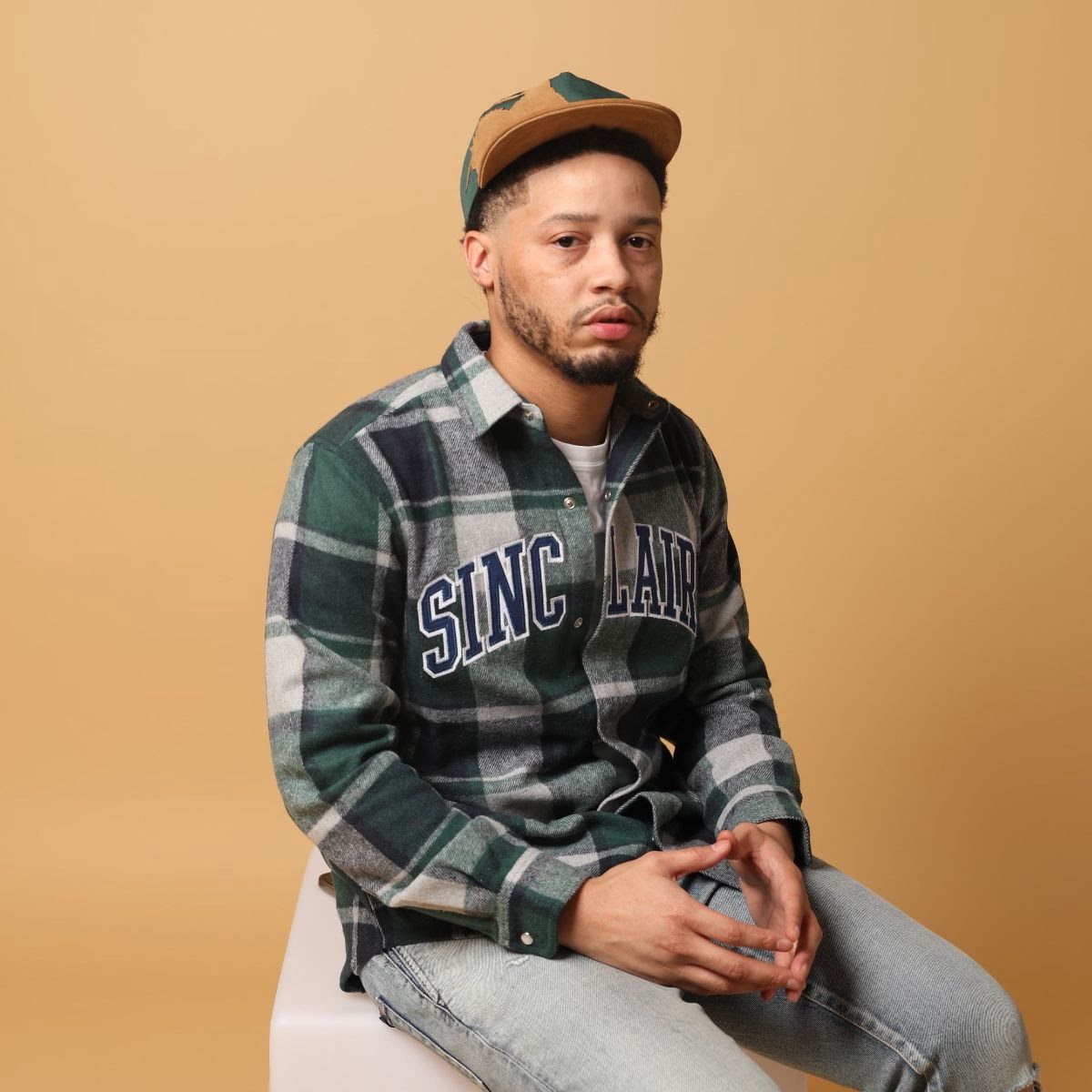 Veeze is a rapper from Detroit and just released a new video for his single "Pop yo shit" featuring Justin Timberlake in a cameo. Or not?